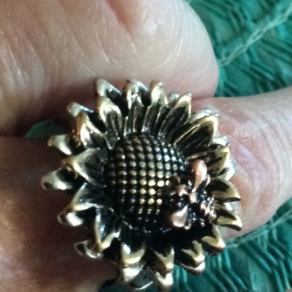 NWT Sunflower and Bee Stretch ring. Silver/gold. - Picture 2 of 6